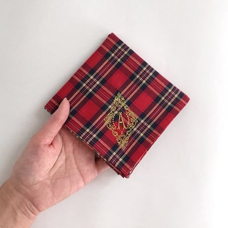 イニシャル刺繍タータンチェックのハンカチ（RED*NAVY）