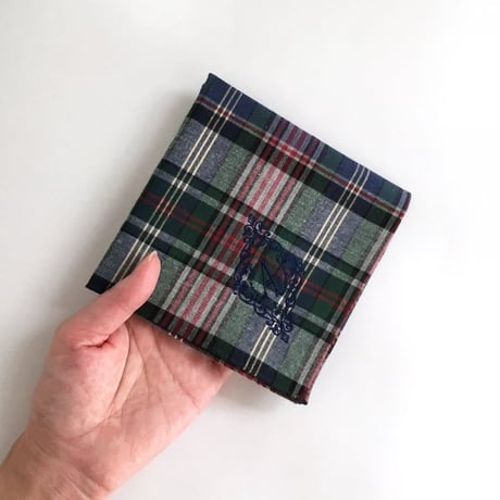 イニシャル刺繍タータンチェックのハンカチ（NAVY*GREEN*RED*WHITE）