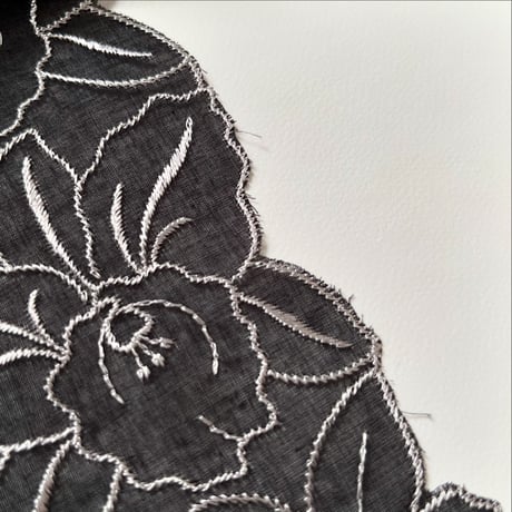 エンブロイダリーレースミニスカーフ（BLACK * WHITE Embroidery）
