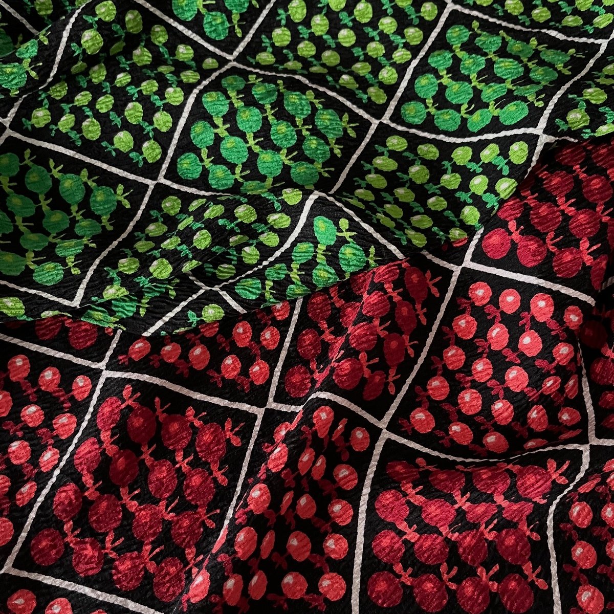 フランス製ヴィンテージ生地のシルクスカーフ（GREEN - Pomme sur Noir