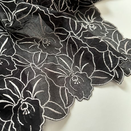 エンブロイダリーレースミニスカーフ（BLACK * WHITE Embroidery）