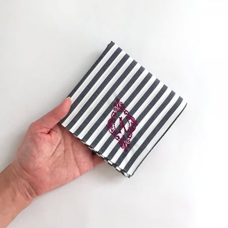 イニシャル刺繍ストライプのハンカチ（SLATENAVY*WHITE - PURPLE）