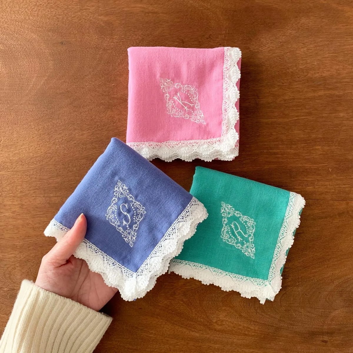 イニシャル刺繍ダブルガーゼレースハンカチ（PINK） | YLINUM