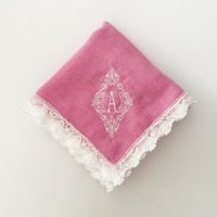 イニシャル刺繍ダブルガーゼレースハンカチ（PINK）