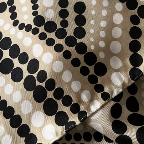 スイス製ヴィンテージ生地のドット柄シルクスカーフ（BLACK*WHITE*BEIGE Dots）| SANDÉMEREEN