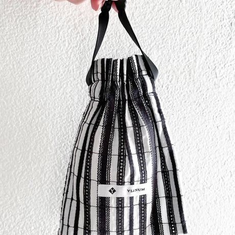 ドローストリングポーチ：ストライプエンブロイダリー（WHITE*BLACK）