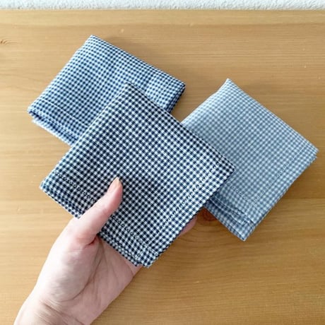フレンチリネンギンガムチェックのハンカチ（DARK NAVY）