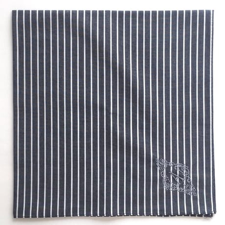 イニシャル刺繍ストライプのハンカチ（DARKNAVY*WHITE）