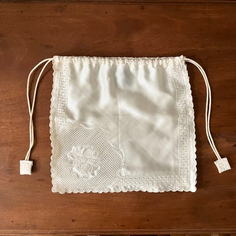 ヴィンテージシルク刺繍ハンカチのドローストリングバッグ（ポーチ）