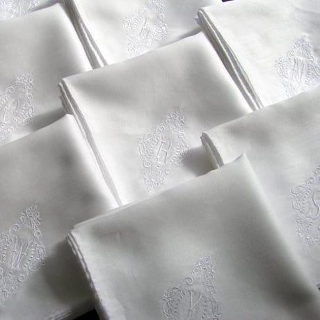 イニシャル刺繍ハンカチ（WHITE）