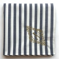 イニシャル刺繍ストライプのハンカチ（SLATENAVY*WHITE）