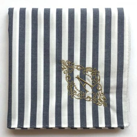 イニシャル刺繍ストライプのハンカチ（SLATENAVY*WHITE）