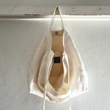 スイス製ヴィンテージ刺繍生地のショルダートートバッグ（WHITE * Botanical Flow Embroidery）