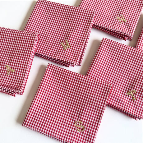 イニシャル刺繍ギンガムチェックの小さめハンカチ（RED*WHITE）