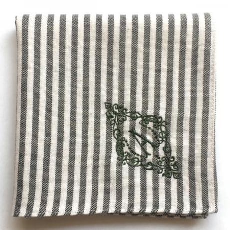 イニシャル刺繍ストライプのハンカチ（BLACK*ECRU - ForestGreen）