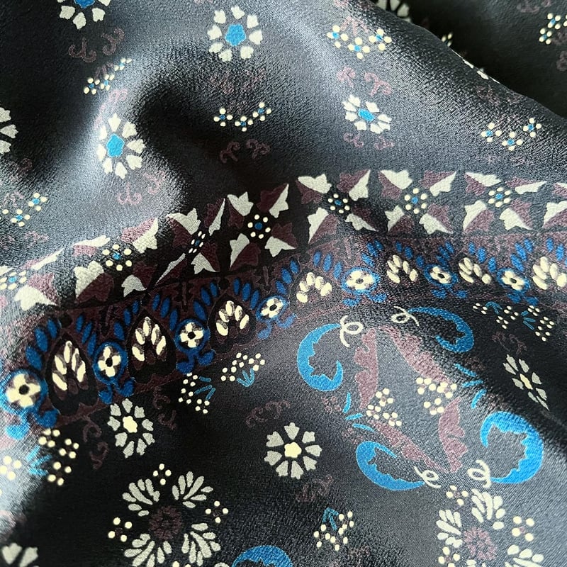 イタリア製ヴィンテージ生地のシルクスカーフ（NAVY Chinz） | YLINUM