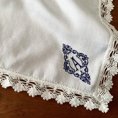 予約注文】イニシャル刺繍レースハンカチ（NAVY）※発送予定日は商品