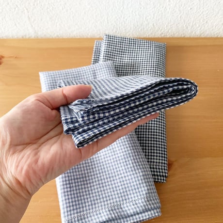 イニシャル刺繍フレンチリネンギンガムチェックのハンカチ（DARK NAVY）