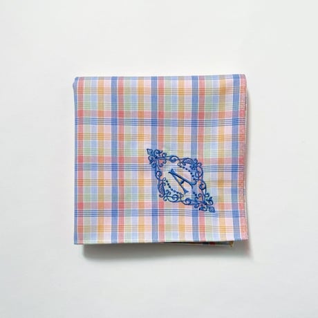イニシャル刺繍チェックのハンカチ（BLUE*PINK）