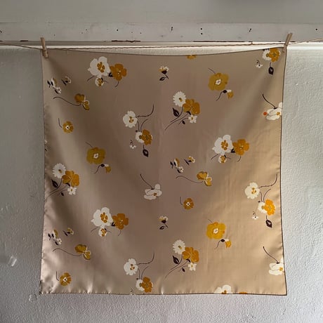 フランス製ヴィンテージ生地のプチシルクスカーフ（BEIGE Floral） | SANDÉMEREEN