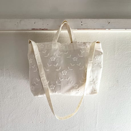 スイス製ヴィンテージ刺繍生地のショルダートートバッグ（WHITE * Floral Embroidery）