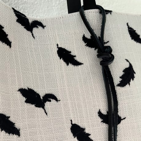 スイス製ヴィンテージ刺繍生地のLPトートバッグ（WHITE * BLACK Embroidery） | SANDÉMEREEN