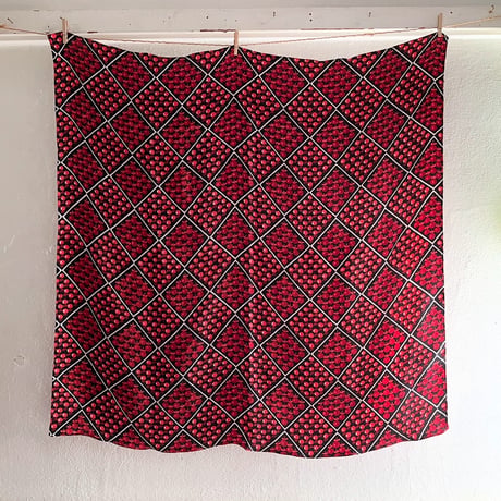フランス製ヴィンテージ生地のシルクスカーフ（RED - Pomme sur Noir） | SANDÉMEREEN