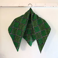 フランス製ヴィンテージ生地のシルクスカーフ（GREEN - Pomme sur Noir） | SANDÉMEREEN