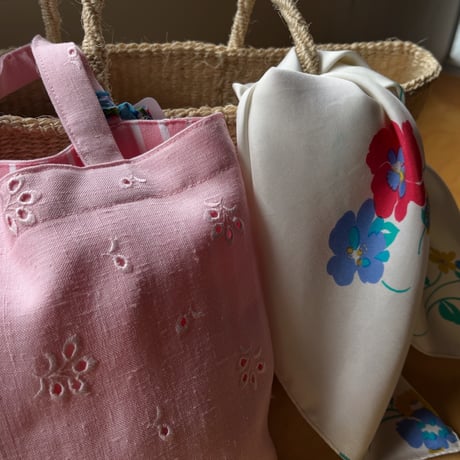 スイス製ヴィンテージ刺繍生地のトートバッグ（Meringue PINK） | SANDÉMEREEN