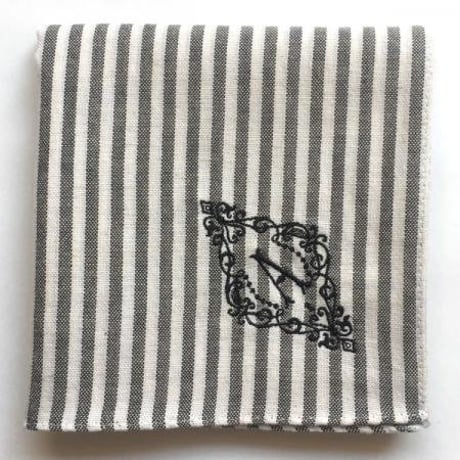 イニシャル刺繍ストライプのハンカチ（BLACK*ECRU - Black）
