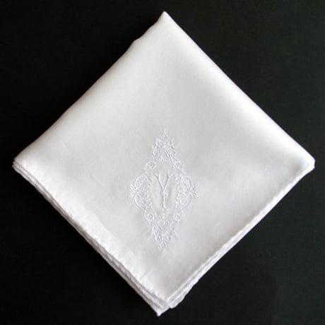 イニシャル刺繍ハンカチ（WHITE）
