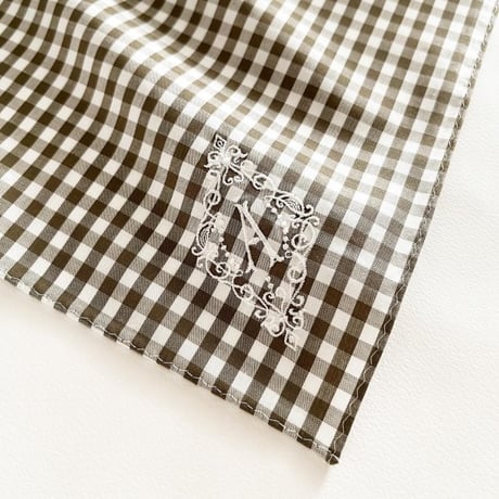 イニシャル刺繍ギンガムチェックのハンカチ（Kahki BROWN*WHITE）