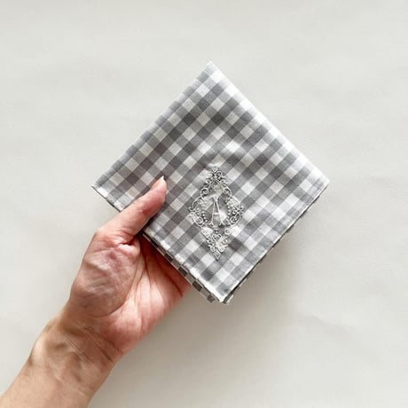 イニシャル刺繍ギンガムチェックのハンカチ（GREY*WHITE）