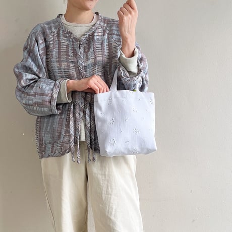 スイス製ヴィンテージ刺繍生地のトートバッグ（Mist GREY）| SANDÉMEREEN
