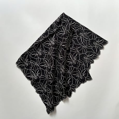 エンブロイダリーレースミニスカーフ（BLACK * WHITE Embroidery）
