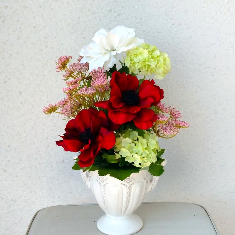 赤い造花のクラウン付きアレンジメント 6600円（送料￥1320合計￥7920）のアレンジメント | 光触媒の花（造花