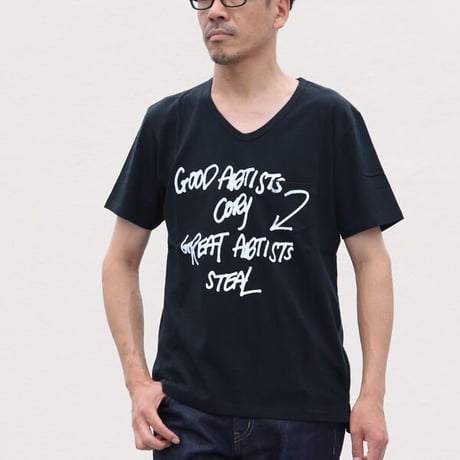 【RE PRICE / 価格改定】[AUD1563] Upscape Audience ラフィー天竺"GOOD ARTISTS..."プリントポケット付きVネックT