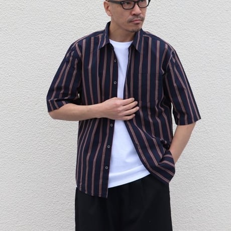 タイプライターレジメンタルストライプ ルーズフィット 裏前立て レギュラーカラー ハーフスリーブシャツ 【MADE IN JAPAN】『日本製』/ Upscape Audience [AUD6174]