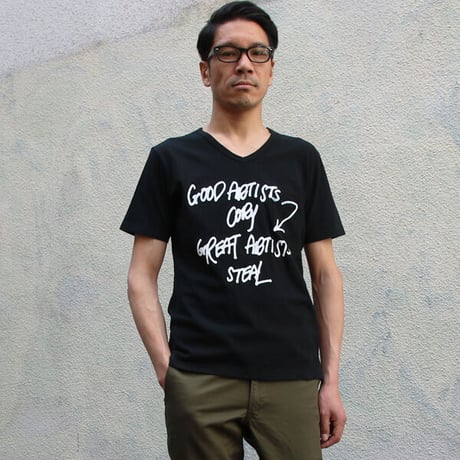 【RE PRICE / 価格改定】[AUD1563] Upscape Audience ラフィー天竺"GOOD ARTISTS..."プリントポケット付きVネックT