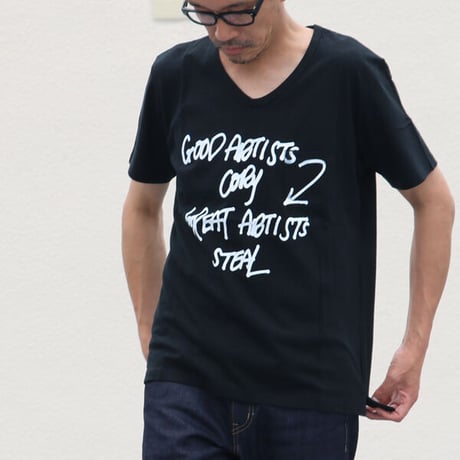 【RE PRICE / 価格改定】[AUD1563] Upscape Audience ラフィー天竺"GOOD ARTISTS..."プリントポケット付きVネックT