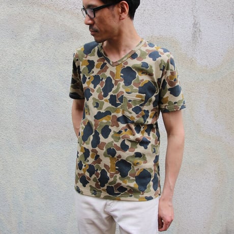 【RE PRICE / 価格改定】[AUD1571] Upscape Audience ダックカモプリント天竺Vネックポケット付き半袖カットソー