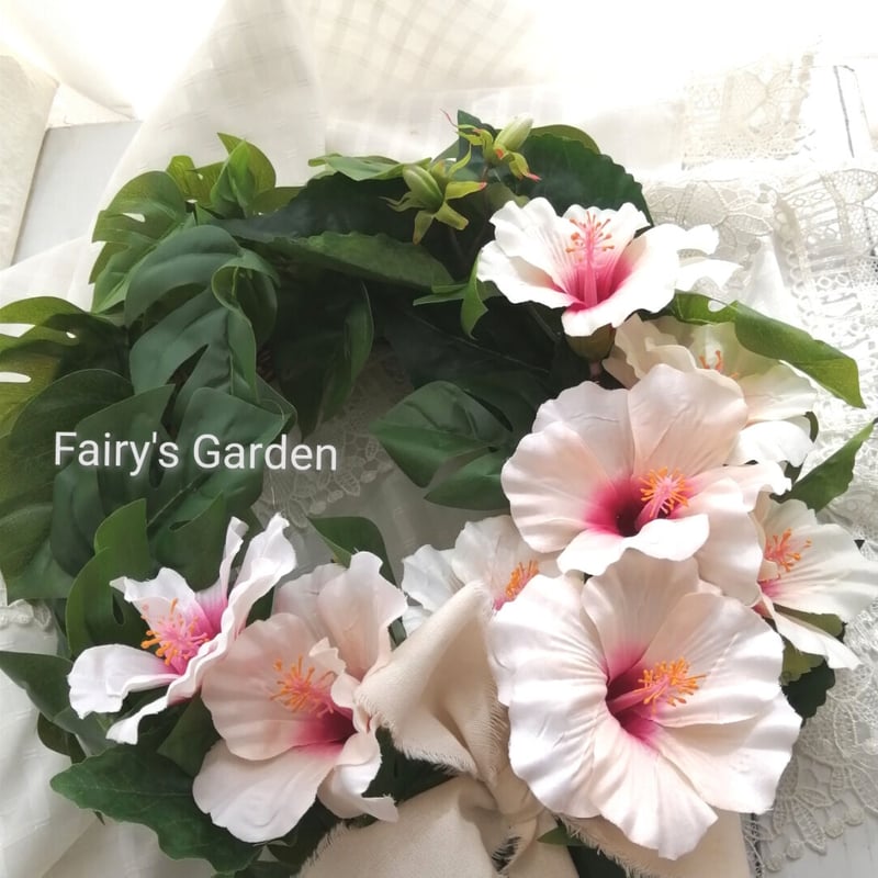 ハイビスカスとモンステラのリース | フラワーアレンジショップ