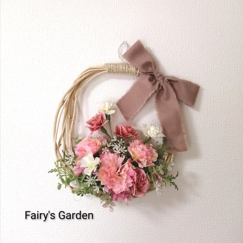 カーネーションの花かご風リース | フラワーアレンジショップ カーネーションの花かご風リース | フラワーアレンジショップ