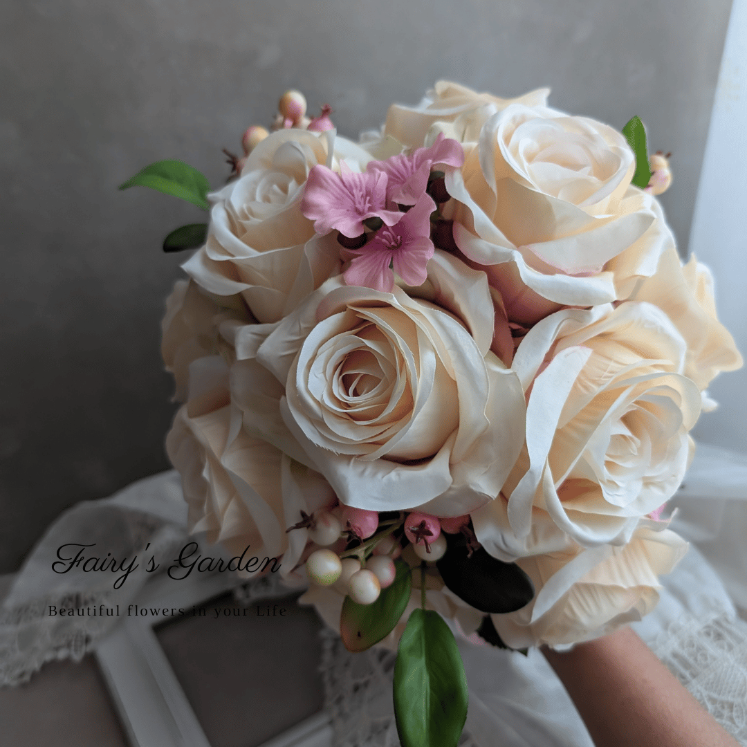 永遠の約束を込めたクリーム色のダズンローズブーケ 造花 インテリア