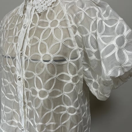 Lamuette  パールボタンフラワー刺繡袖バルーンブラウス