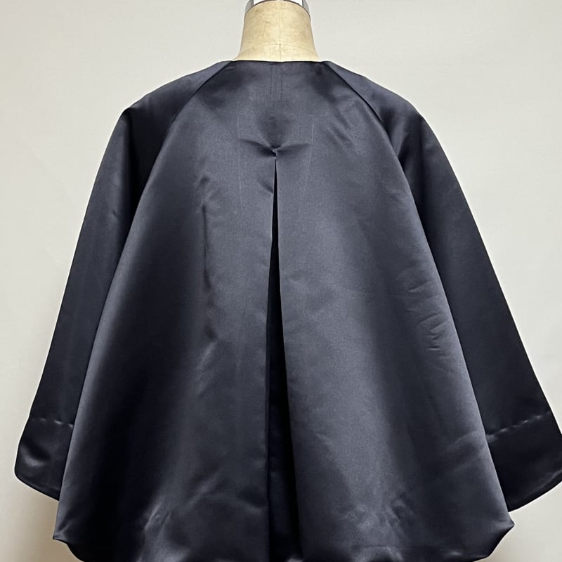 2040サテンケープ風ブルゾン | ANANAS & Lamuette