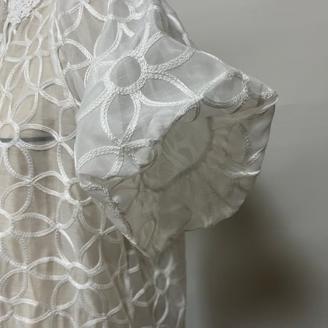 Lamuette  パールボタンフラワー刺繡袖バルーンブラウス
