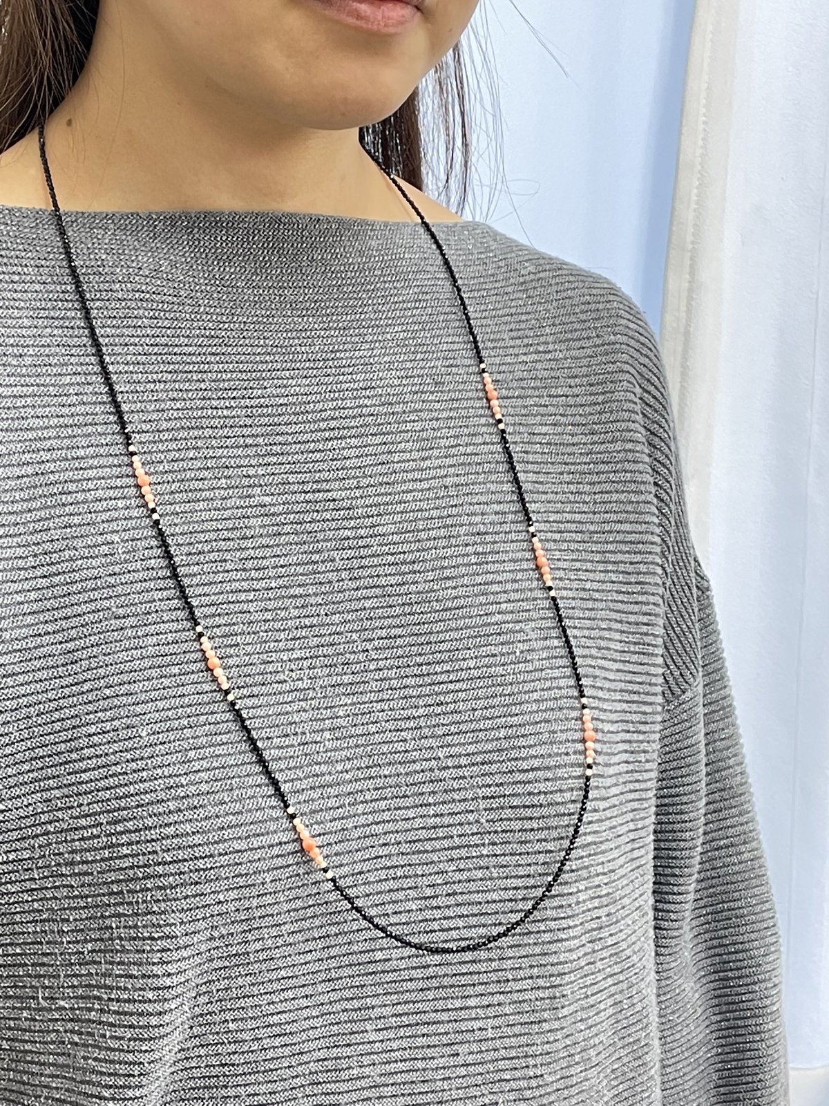 珊瑚オニキスのネックレス18k 天然珊瑚】ピンク珊瑚 オニキス ステーションロングネックレス