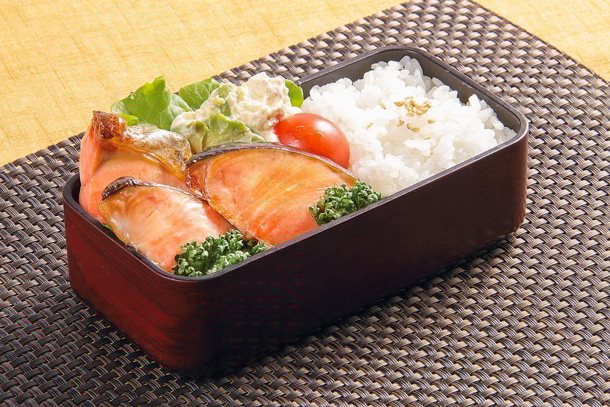Min　スネ肉　鮭　手羽　もみじ　ホルバー 紅鮭（べにざけ）切身（1切） | かねちょう水産 オンラインショップ
