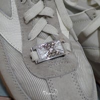 Diamond　WHITE　 グレージュ　スニーカーアクセサリー　クロス　バイカラー